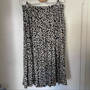 Pleated midi skirt in leopard